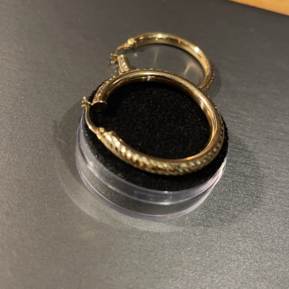 14kt gold women’s hoops - Picture 3 of 6